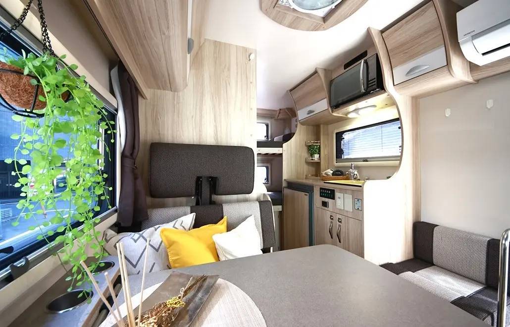 【Hokkaido】Japan 6ppl RV Caravan 24 hours Rental Experience(JSM-Square)