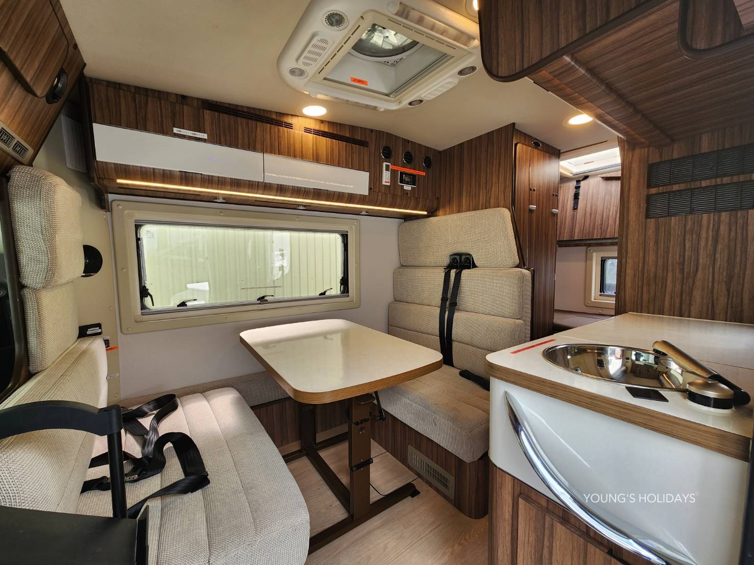 【Tokyo】Japan Rental Caravan RV Road Trip Experience (C-ASTRARE CC1)