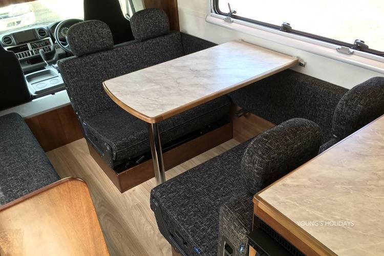 【New Chitose Airport】Japan Hokkaido Caravan Rantal Experience (C-Robinson 106)
