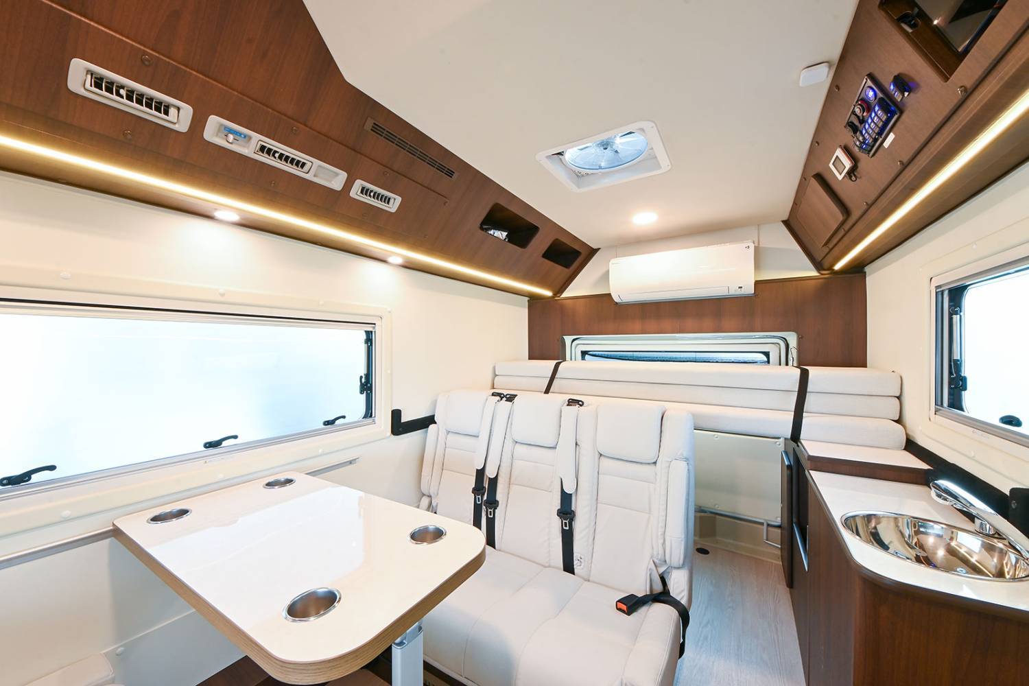 【Osaka】Japan Kansai Caravan RV Road Trip Experience (C-Robinson AI)