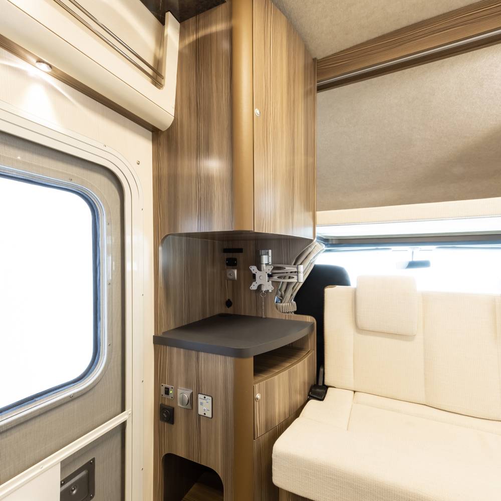 【Narita Airport】Japan Tokyo Caravan 24 hours Rental Experience(VT-ZiL Noble)
