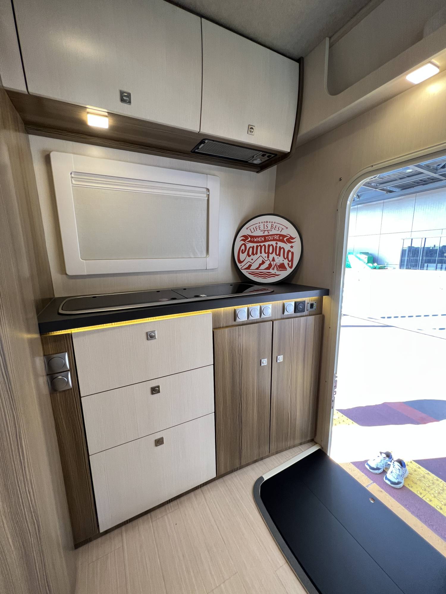 【Narita Airport】Japan Tokyo Caravan 24 hours Rental Experience(VT-ZiL 520)