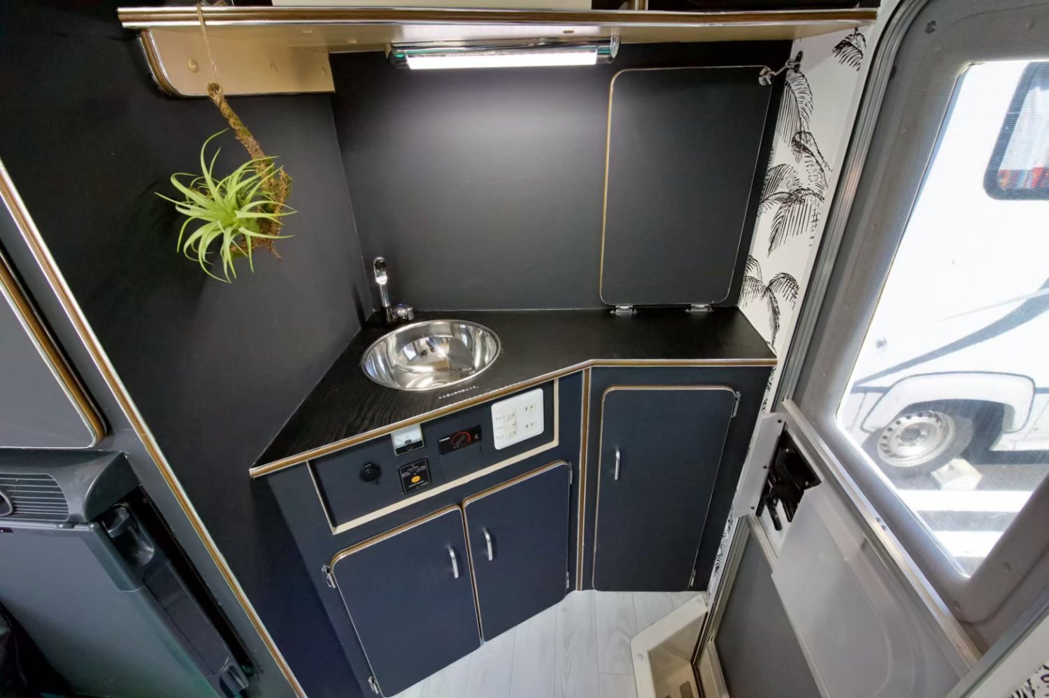 【Osaka】Japan 5ppl RV Caravan 24 hours Rental Experience(JOSN)