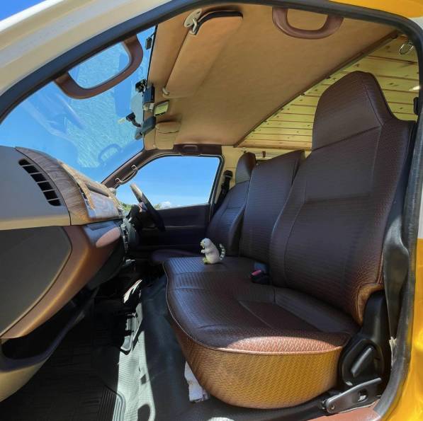 【沖繩】六人日本小型露營車自駕遊24小時租用體驗(AW-Yellow Hi-Ace)