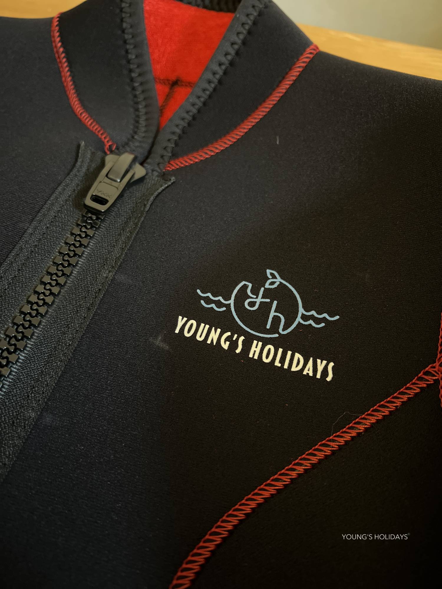 【潛水用品】Young's Holidays 制定潛水衣 (「潛在挑戰中」同款)