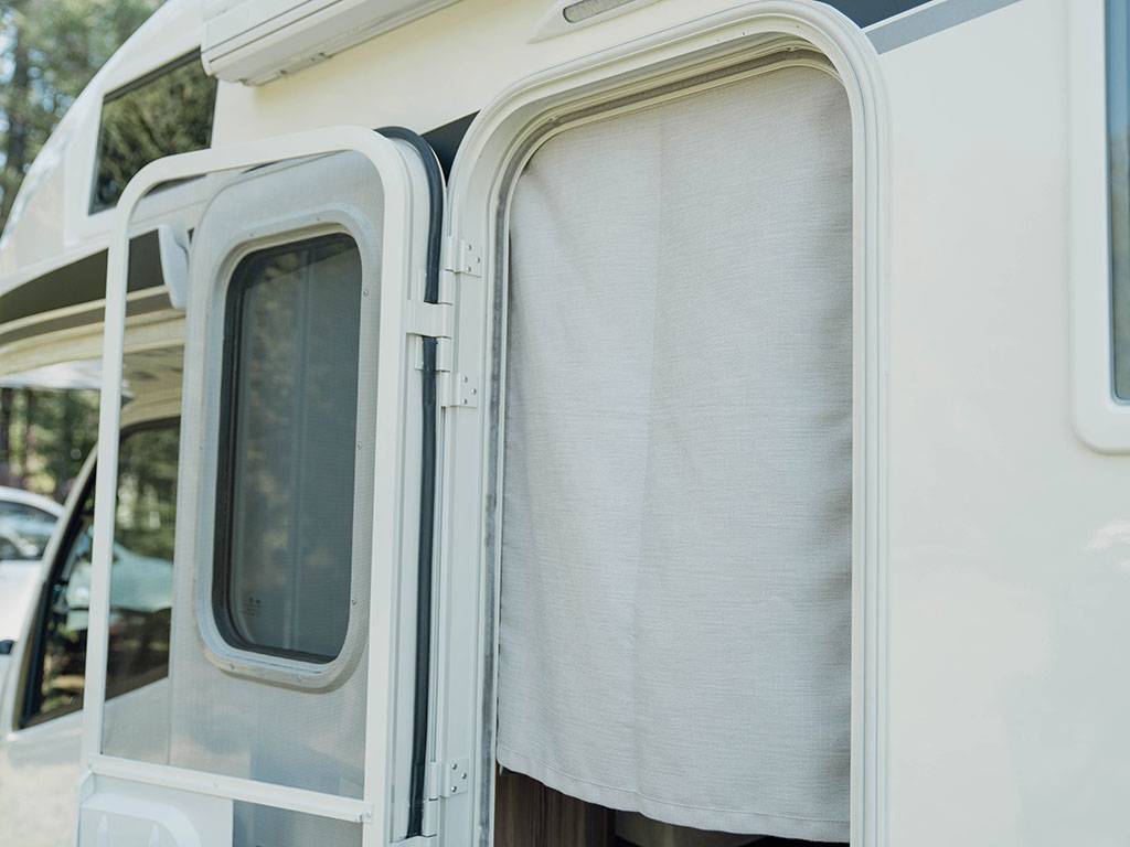 【New Chitose Airport】Japan Hokkaido RV Caravan Rental Experience(DS-ZIl Nobel)