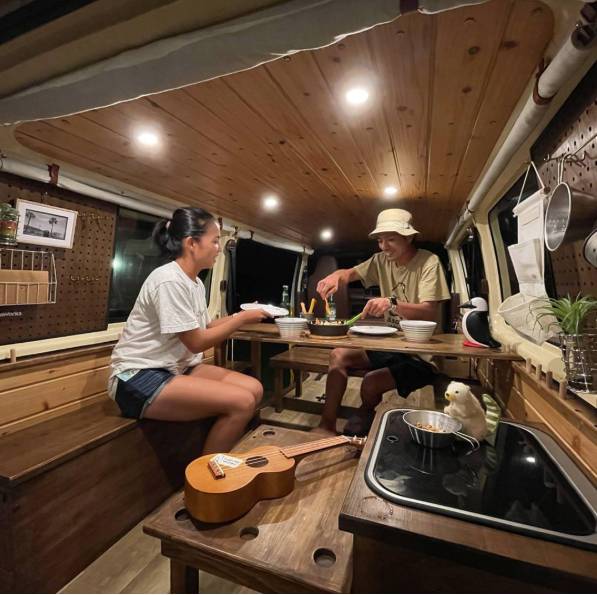 【Okinawa】Japan Rental 6 People Compact Caravan RV Road Trip Experience (AW-Yellow Hi-Ace)