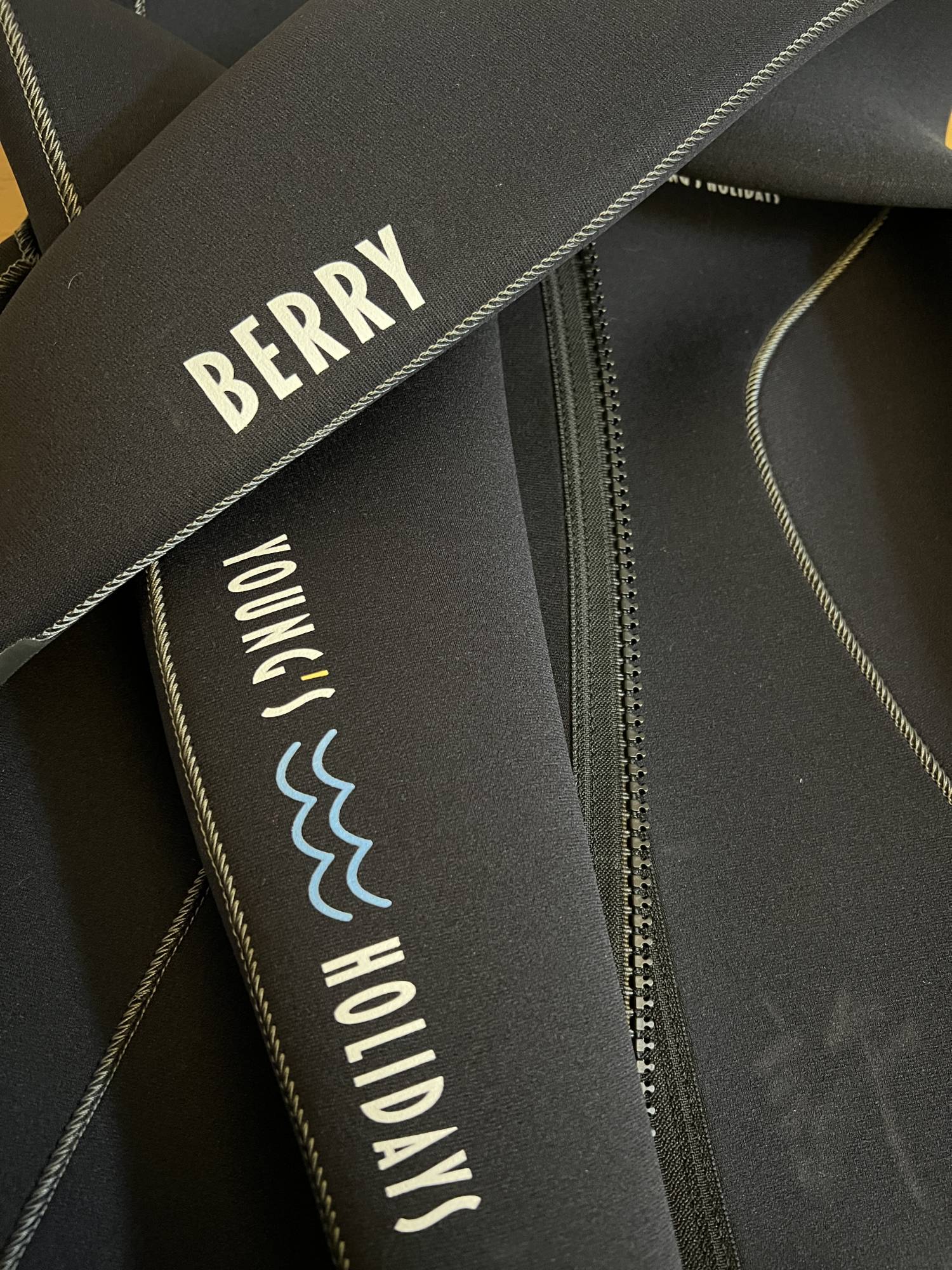 【潛水用品】Young's Holidays 制定潛水衣 (「viutv 潛在挑戰中」同款)