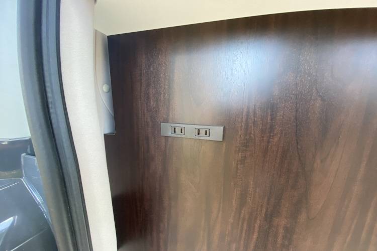 【Tokyo】Japan Kanto Caravan Rental Experience (C-Robinson V95)