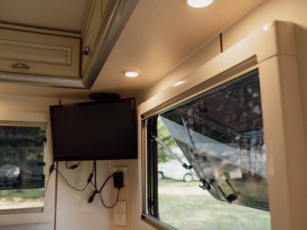 【New Chitose Airport】Japan Hokkaido RV Caravan Rental Experience(DS-Happy1)