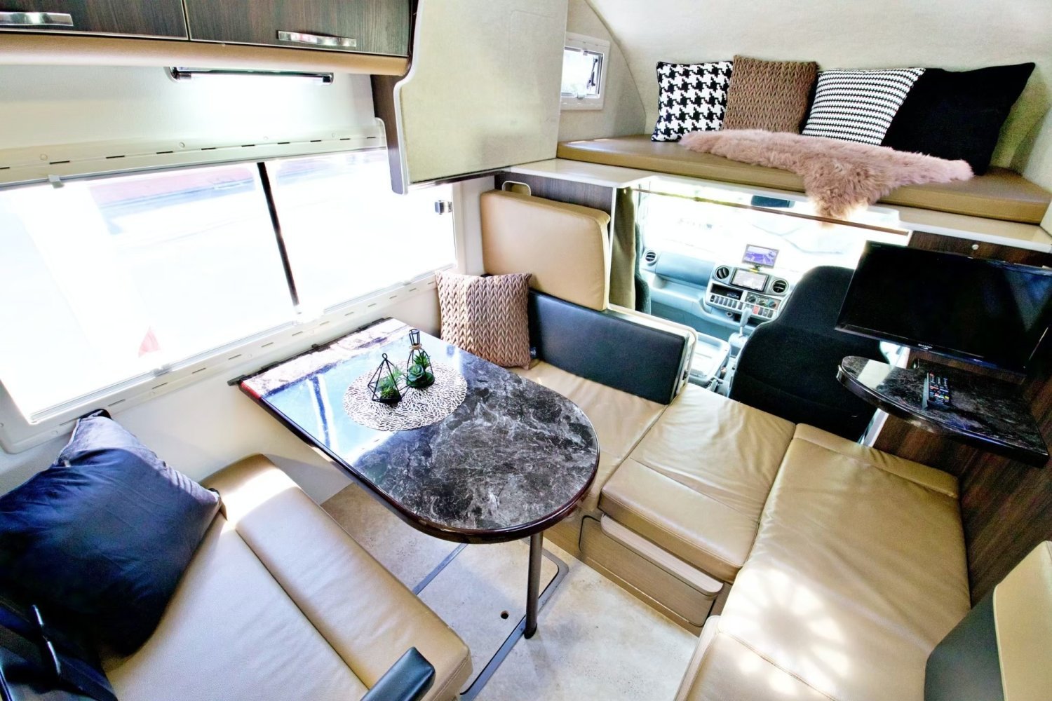 【Hokkaido】Japan 6ppl RV Caravan 24 hours Rental Experience(JTHP)