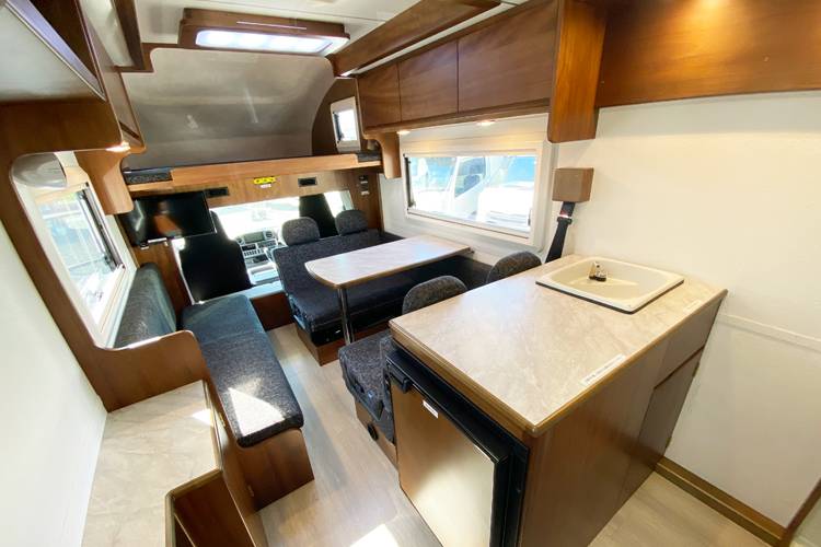 【New Chitose Airport】Japan Hokkaido Caravan Rantal Experience (C-Robinson 106)