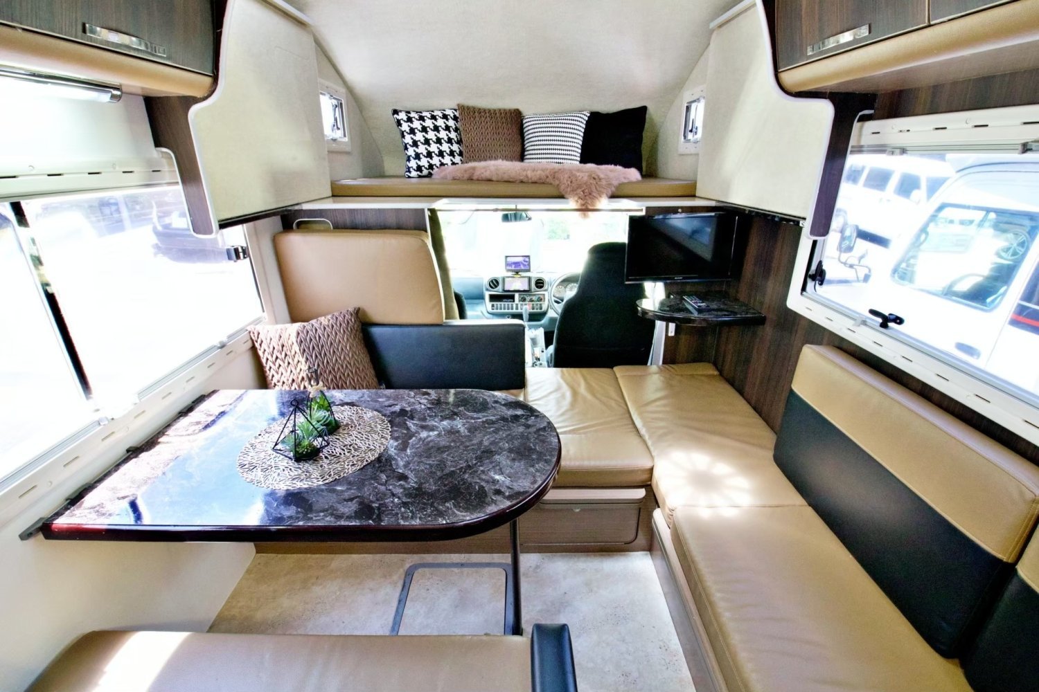【Hokkaido】Japan 6ppl RV Caravan 24 hours Rental Experience(JTHP)
