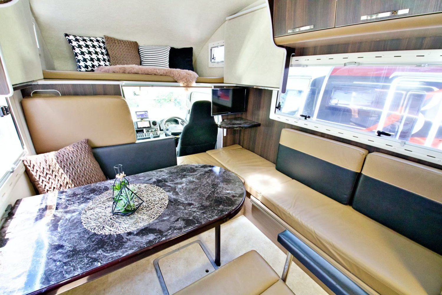 【Hokkaido】Japan 6ppl RV Caravan 24 hours Rental Experience(JTHP)