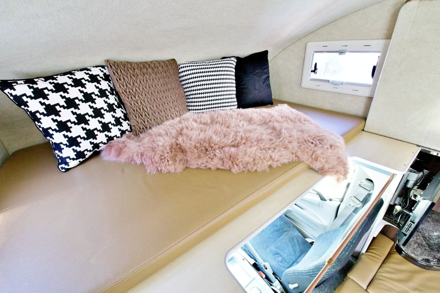 【Hokkaido】Japan 6ppl RV Caravan 24 hours Rental Experience(JTHP)