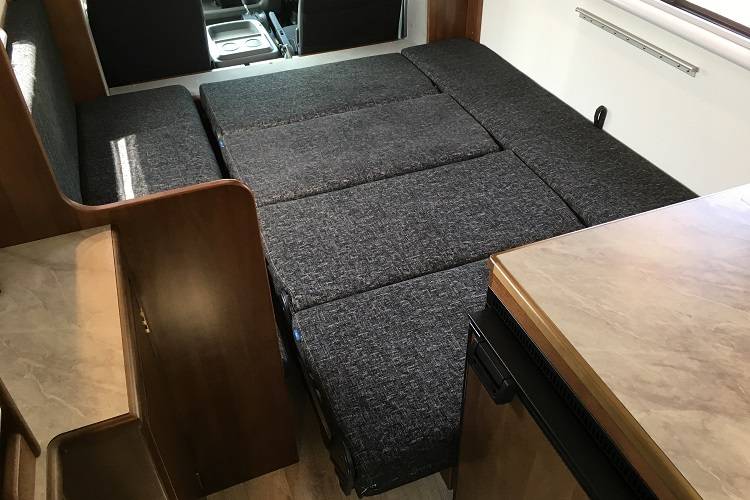 【New Chitose Airport】Japan Hokkaido Caravan Rantal Experience (C-Robinson 106)