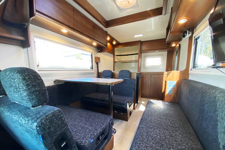 【New Chitose Airport】Japan Hokkaido Caravan Rantal Experience (C-Robinson 106)